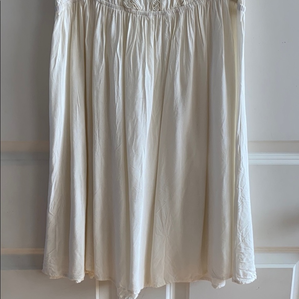Gorgeous Flowy Dress with hints of lace - Picture 2 of 11